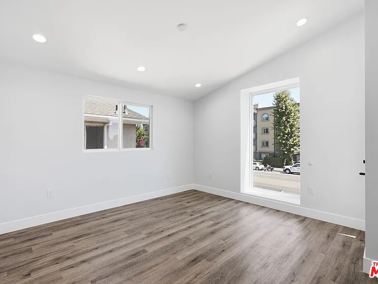 11611 Burbank Blvd — Photo 16