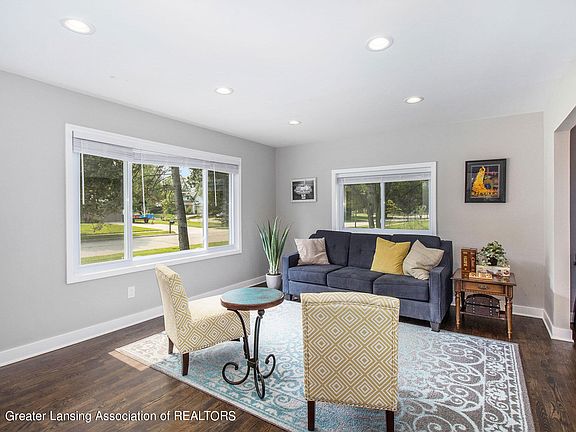 3rd image of 1942 Tamarisk Dr