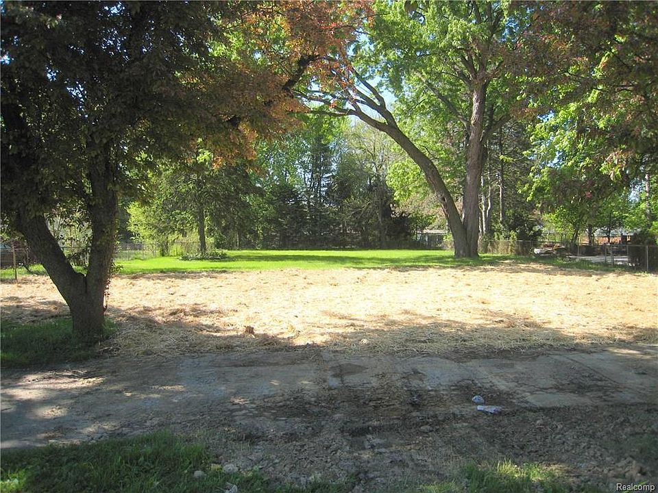 2nd image of 1220 E Forteen Mile Rd