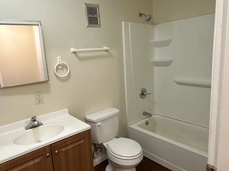608 Midlake Dr #4 — Photo 8