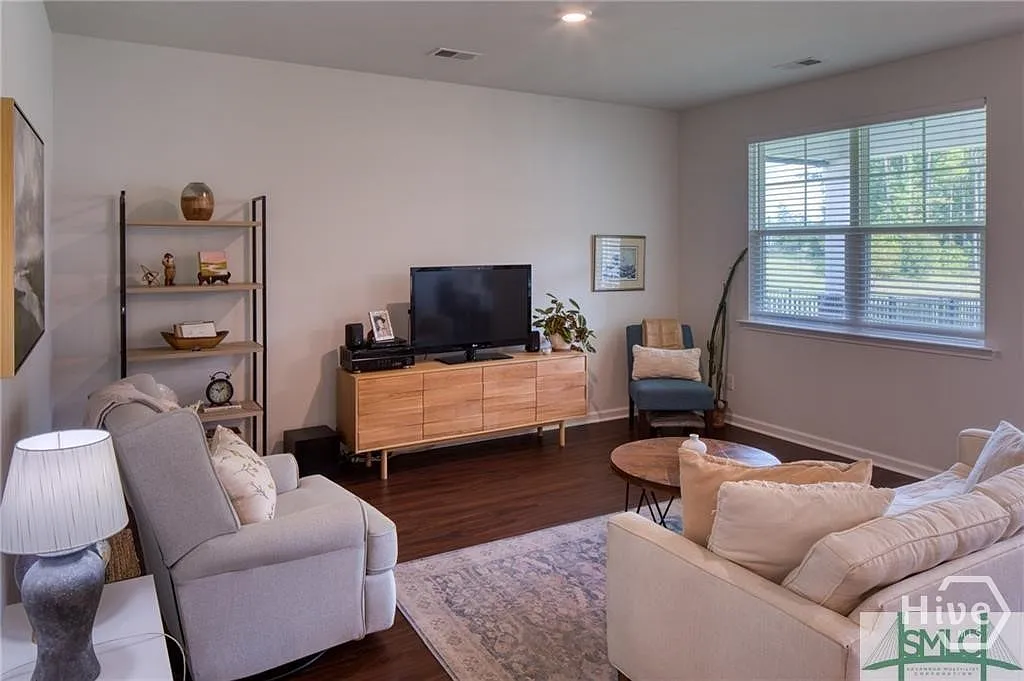 3 bed, 2.0 bath, 1618 sqft, $2,500 — Photo 3