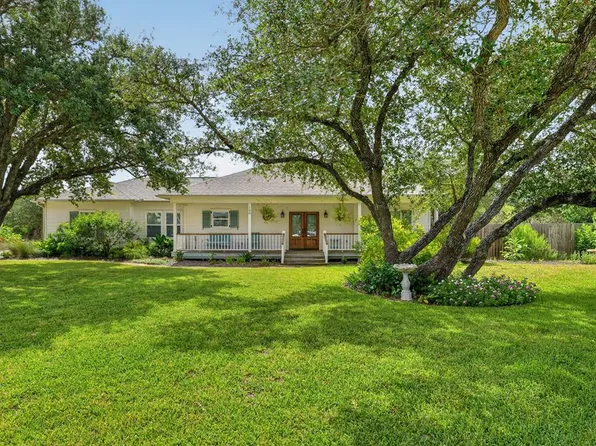100 El Cid Dr, Rockport, TX 78382