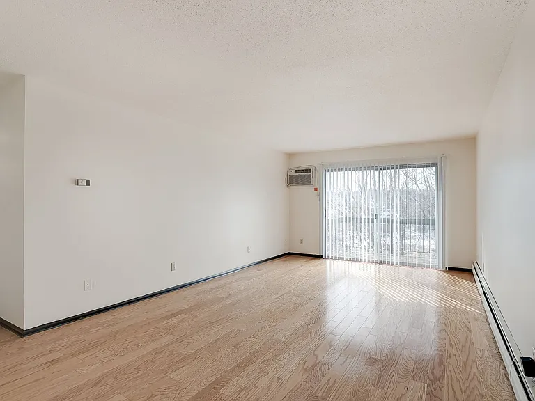 Winnetka Village Apts — Photo 23