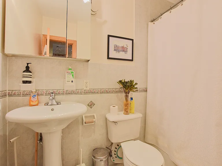 628 Hudson St #1 — Photo 5