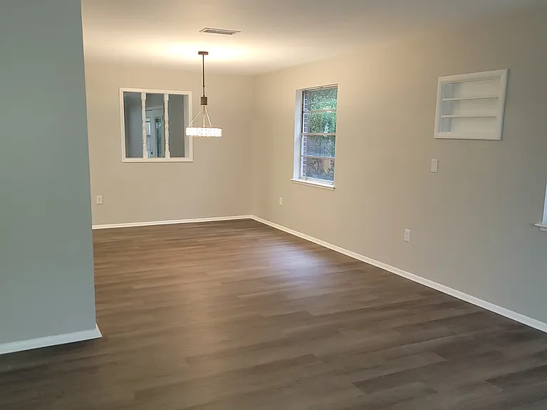 2610 Demaret Dr — Photo 9