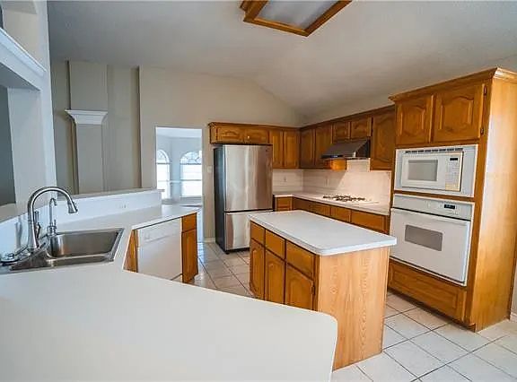 4th image of 2202 Lone Pecan Dr