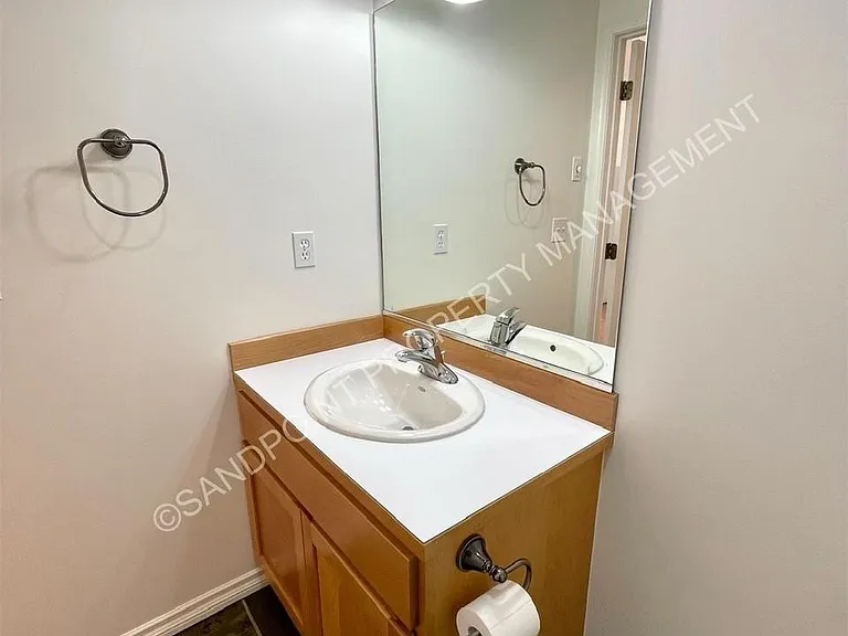 423 Louis Ln — Photo 16