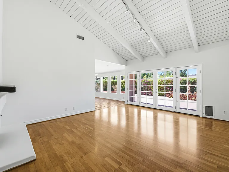 1090 Elfstone Ct — Photo 4