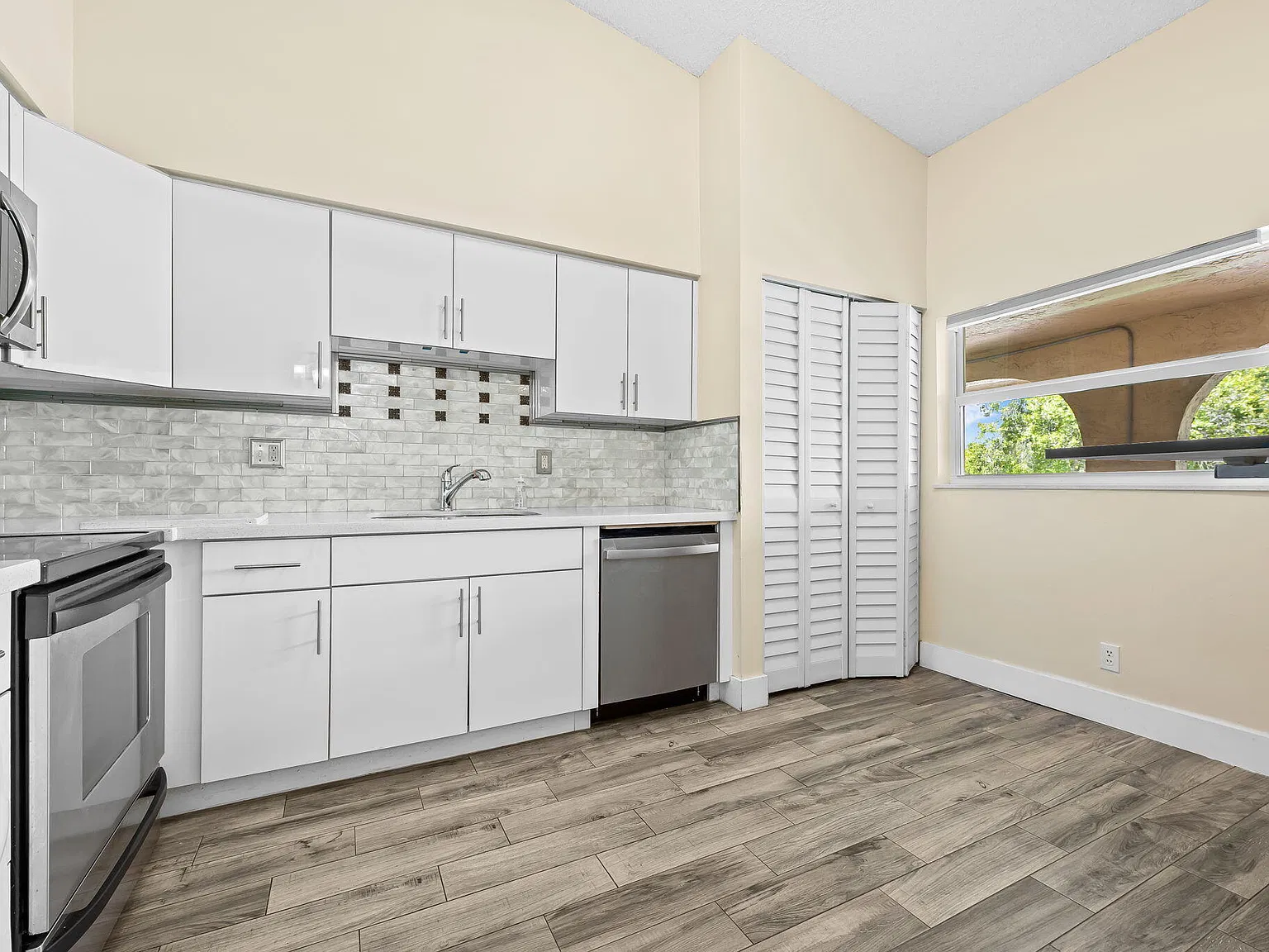 4 bed, 2.0 bath, 1412 sqft, $2,999 — Photo 3