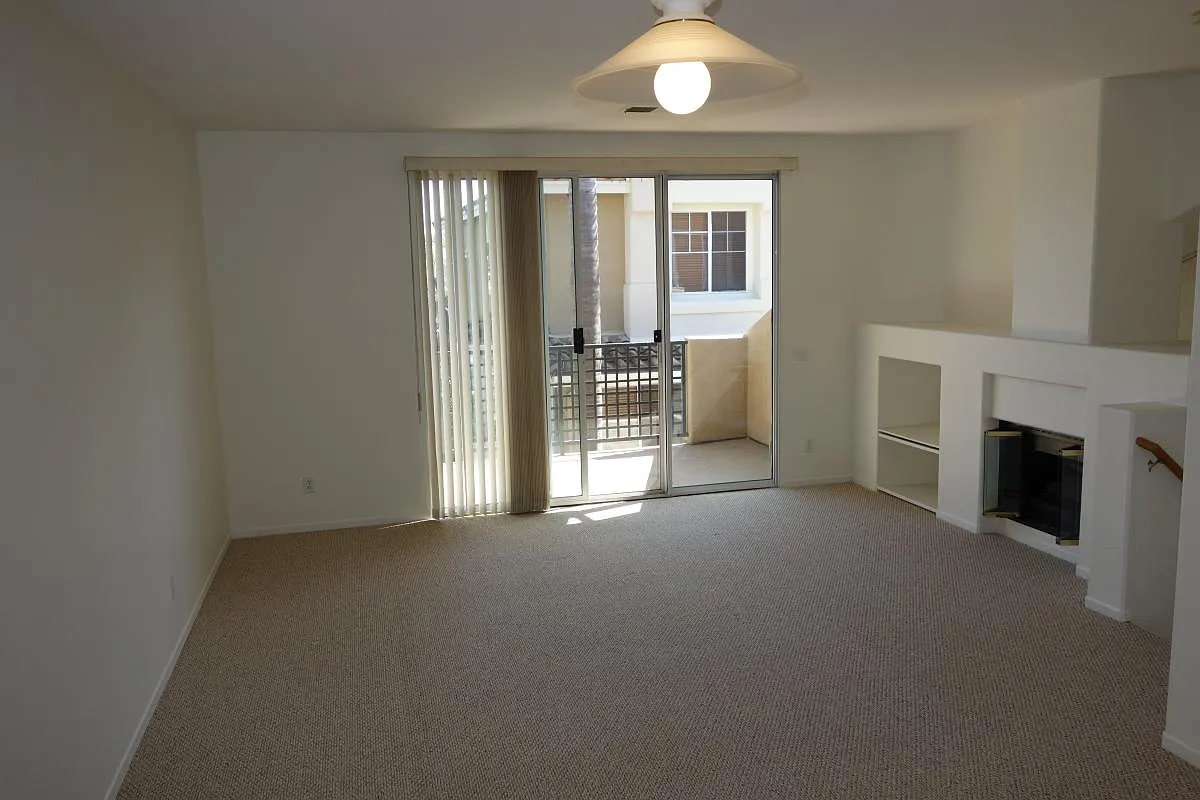 2 bed, 985 sqft, $3,200 — Photo 2
