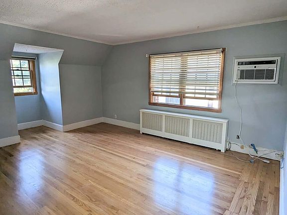 3rd image of 22036 Hartland Ave Floor 2
