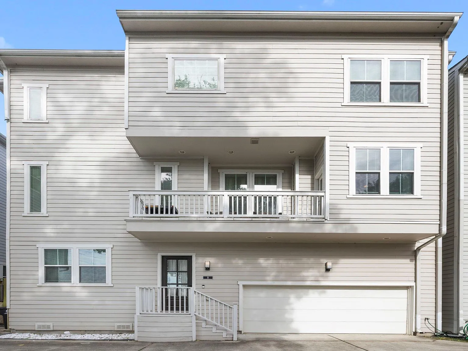 3 bed, 3.5 bath, 2241 sqft, $3,400 — Photo 3