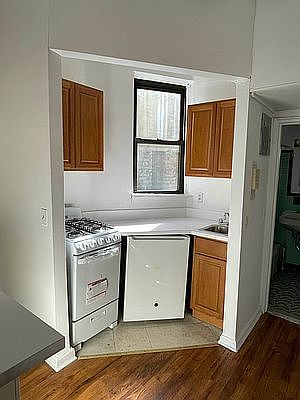 3rd image of 308 E 90th St APT 5A