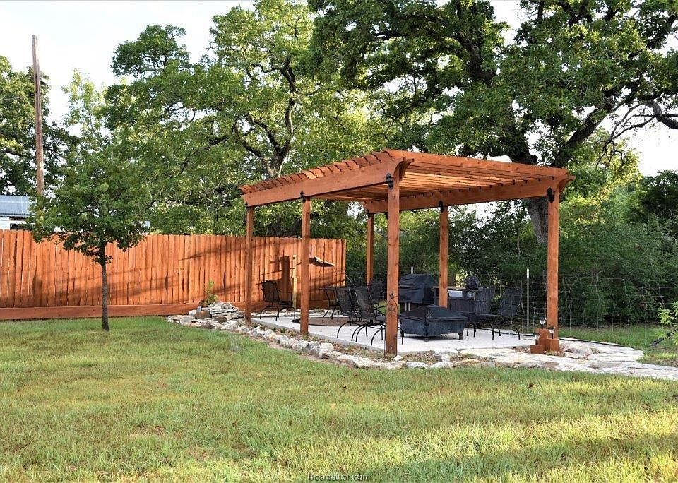 1st image of 412 Leaning Oak Ln