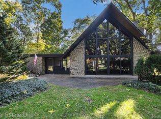 1410 Grebe Rd, Highland, MI 48357