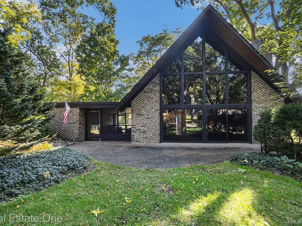 1410 Grebe Rd, Highland, MI 48357