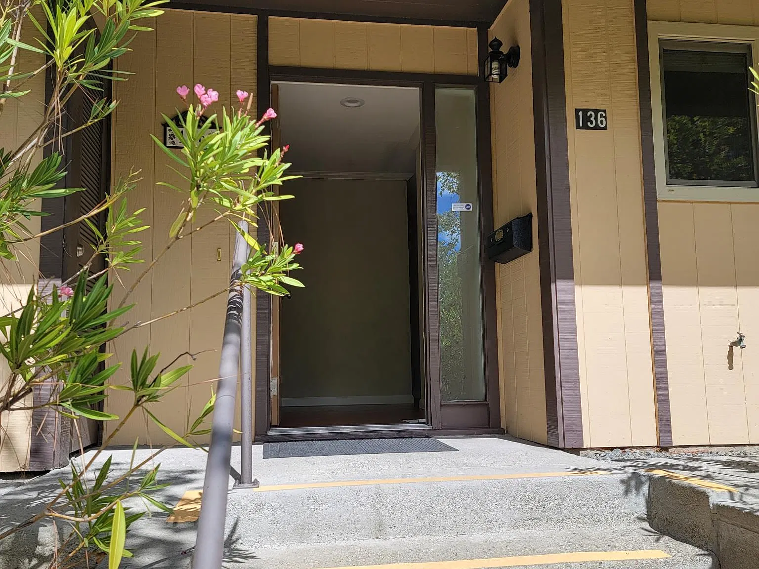 3 bed, 1275 sqft, $3,599 — Photo 2