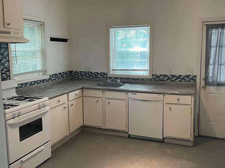 2103 Linden Ave #E — Photo 1
