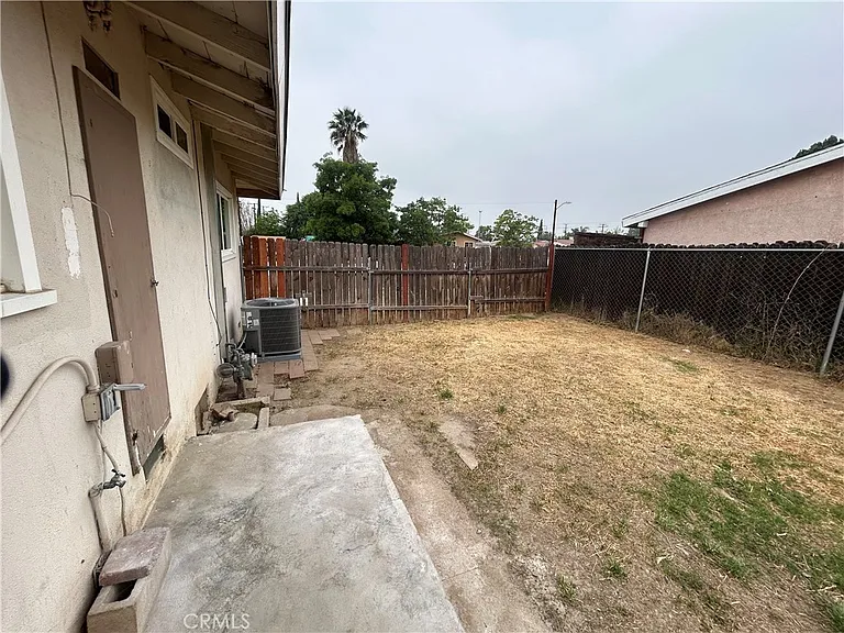 390 E Carter St — Photo 18