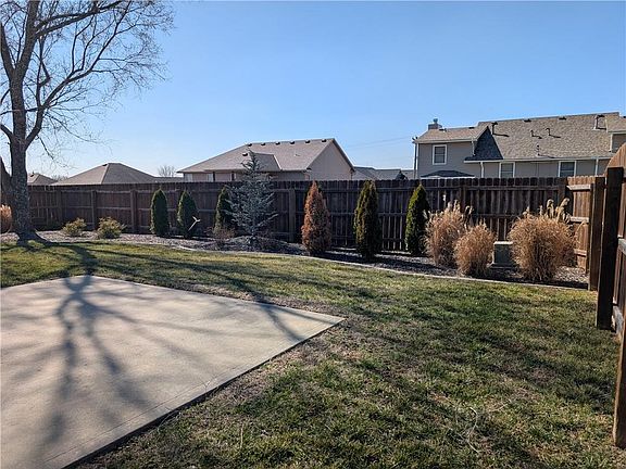 3rd image of 618 Oakmont Dr