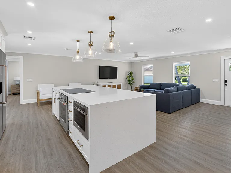 135 SE 28th Ct — Photo 11