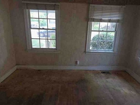 4th image of 910 W Mauney Ave