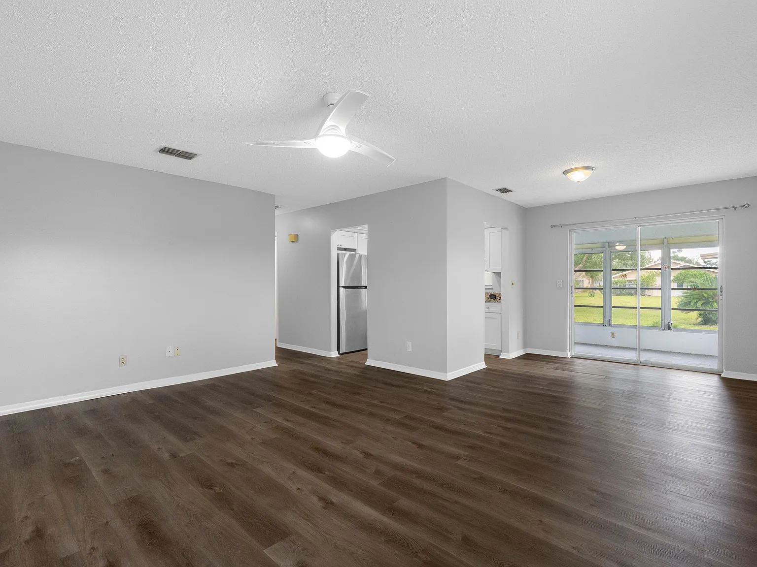 1906 Canterbury Ln — Photo 2