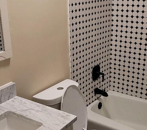 2nd image of 19337 Oakwood Ave #5