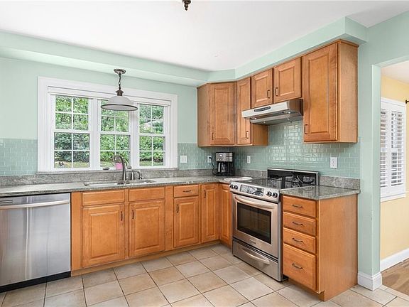 5th image of 239 Oakwoods Dr