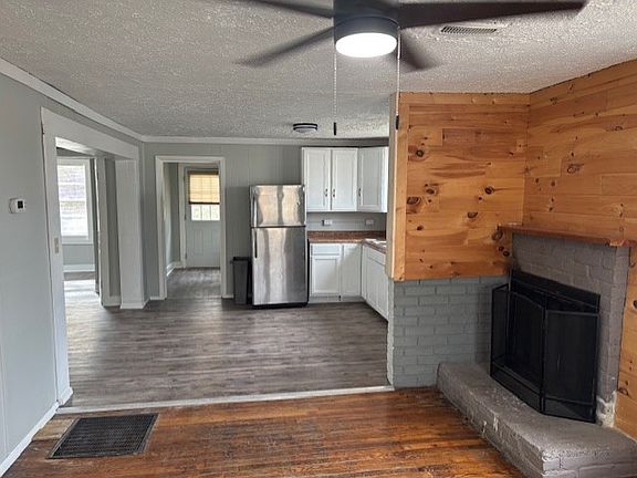 3rd image of 214 Thornwood Dr