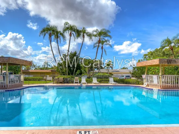 8950 Park Blvd APT 310, Seminole, FL 33777