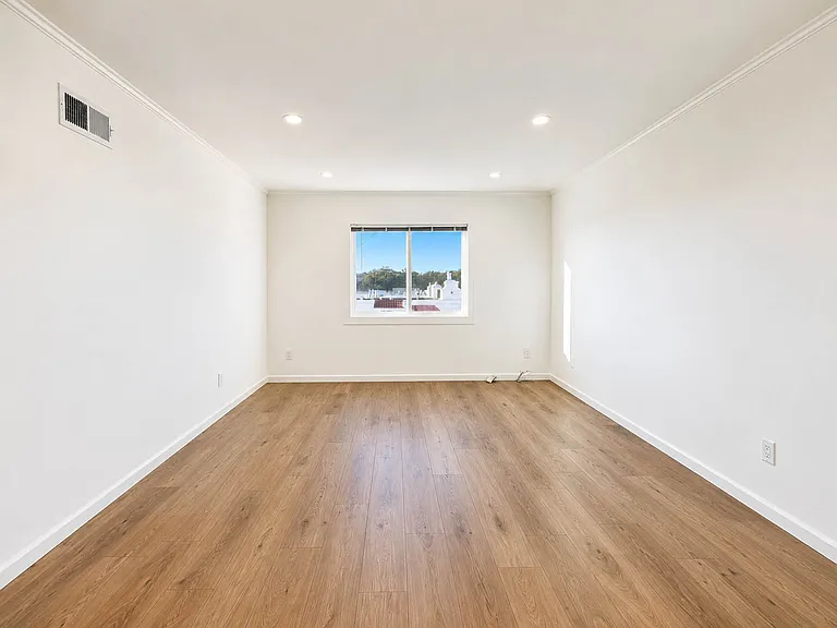3411 Irving St #3411 — Photo 4