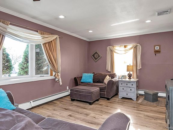 3rd image of 412 Wellington Road