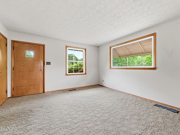 5th image of 824 Woodview Dr
