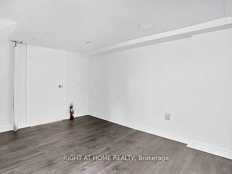 210 Mary St N #BASEMENT — Photo 10