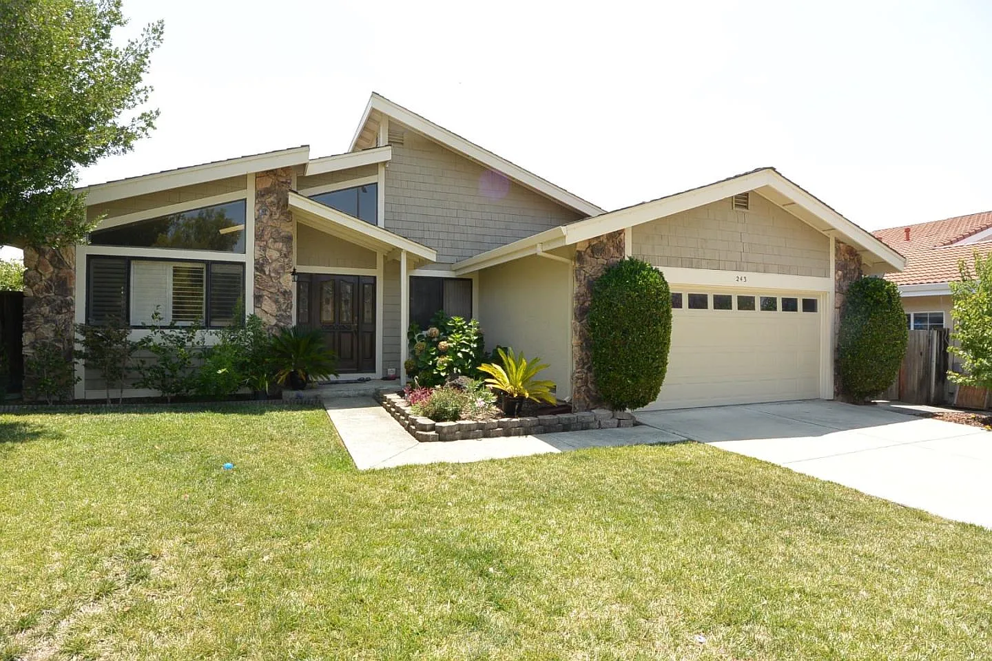 243 Clareview Ct photo 1