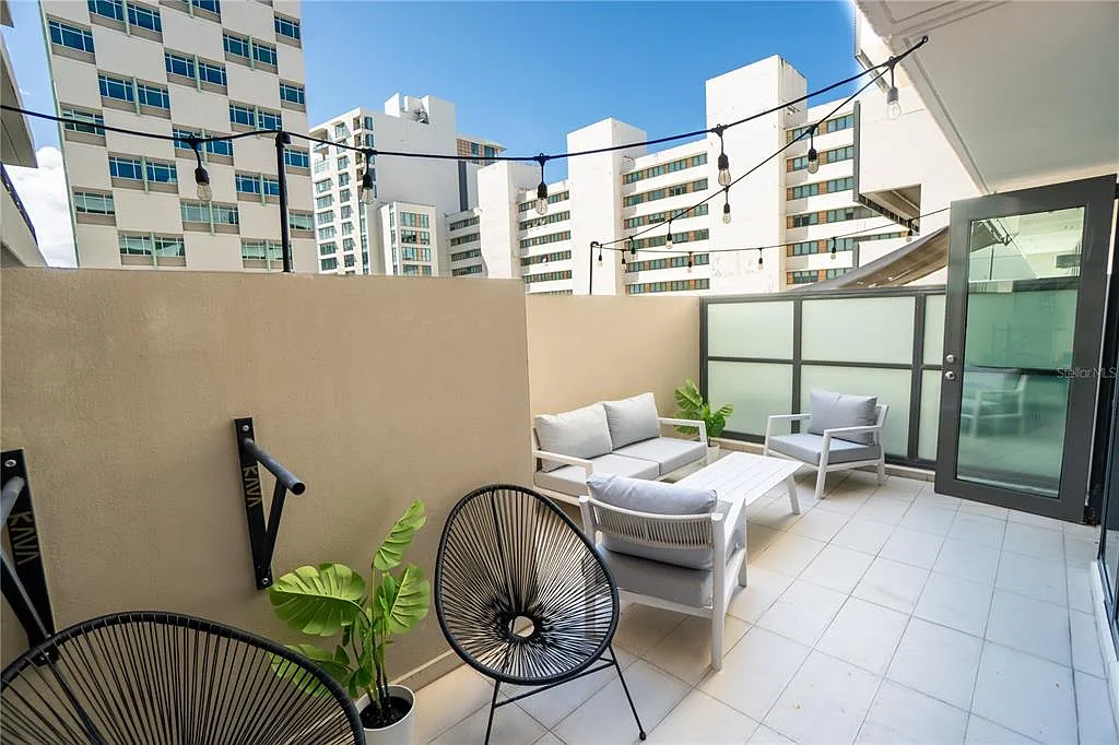 2 bed, 2.0 bath, 1053 sqft, $4,500 — Photo 2