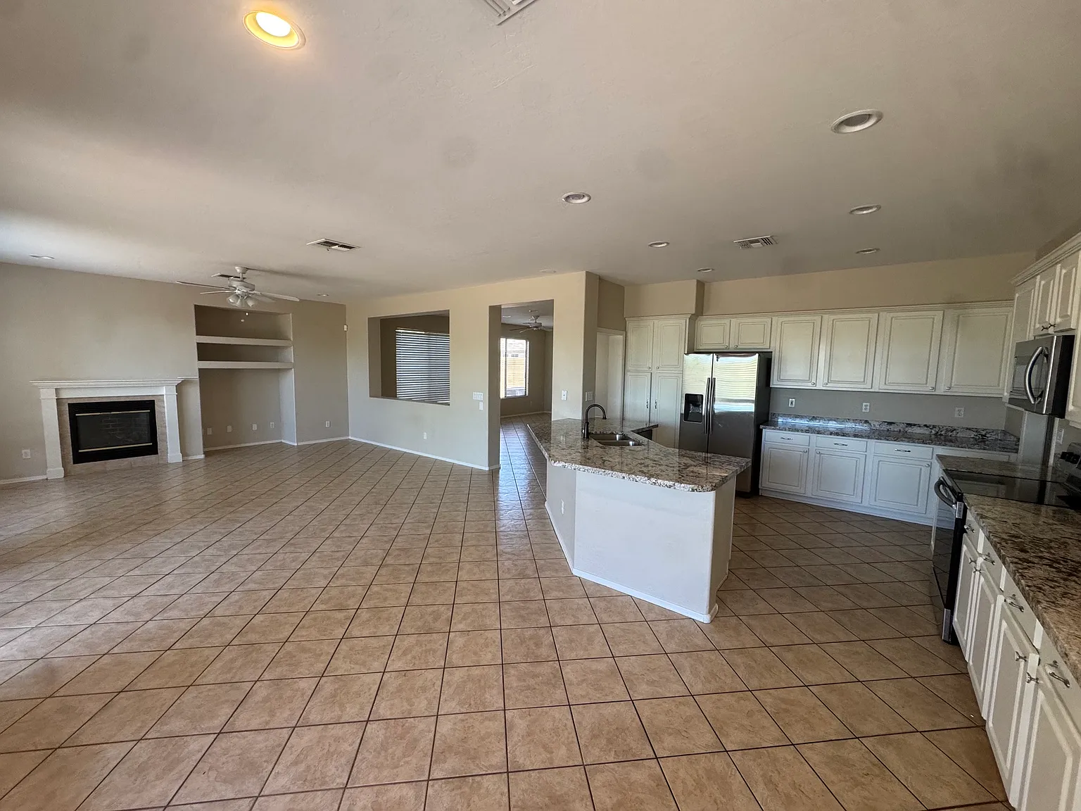 4 bed, 2575 sqft, $2,795 — Photo 3