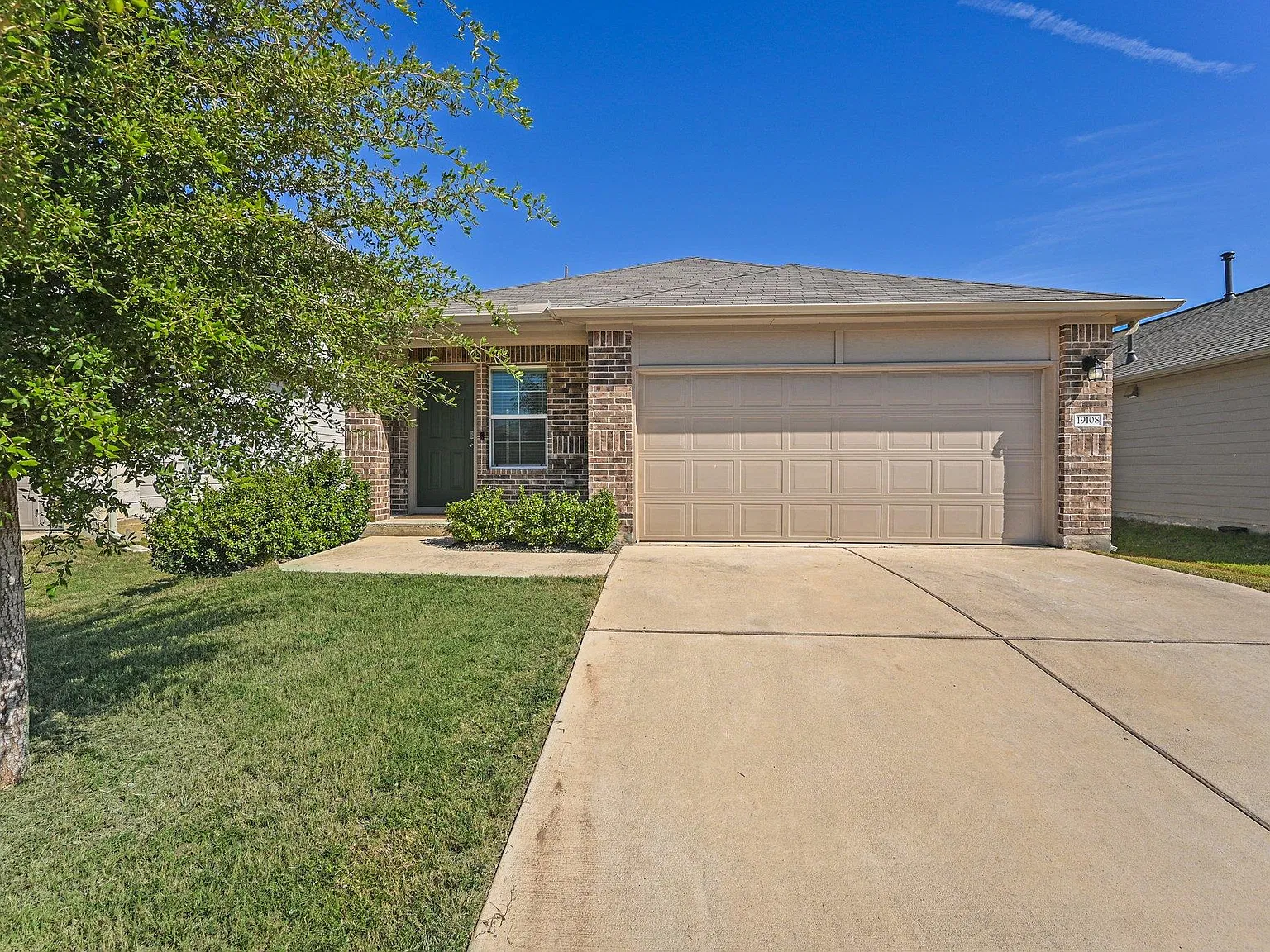 3 bed, 2.0 bath, 1527 sqft, $2,000 — Photo 2