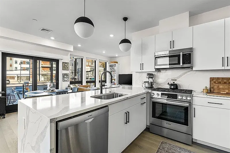 1 bed, 1.0 bath, 915 sqft, $1,950 — Photo 2