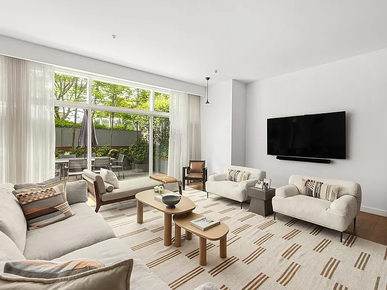 311 W Broadway #Townhouse 4 — Photo 1
