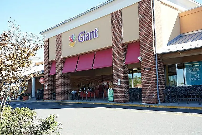 Groceries and restaurants within 2 miles