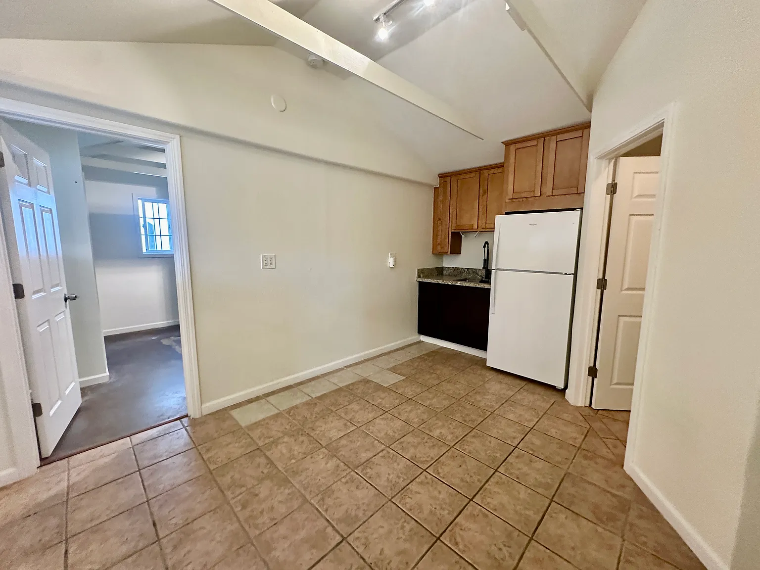 2 bed, 550 sqft, $3,300 — Photo 2