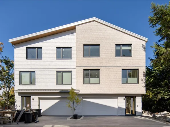 1118 Munro St #3, Esquimalt, BC V9A 5P1