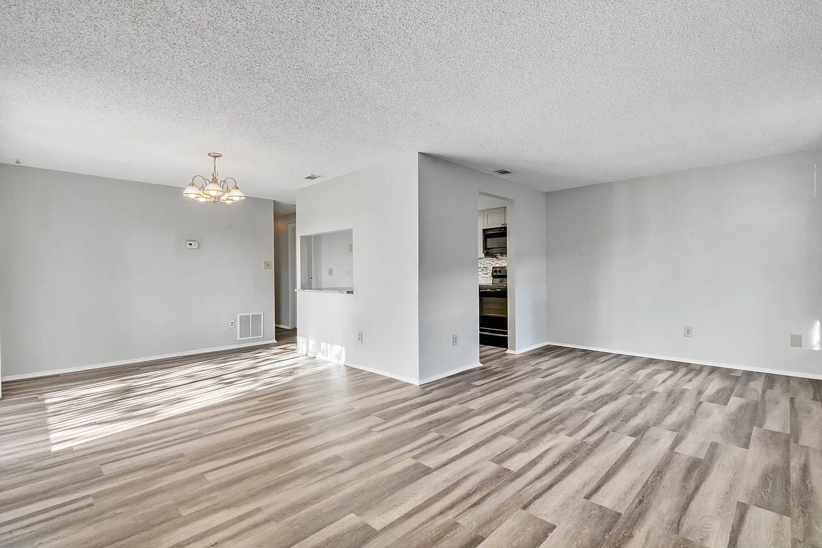 Building Photo - 4907 Lake Ridge Rd #H