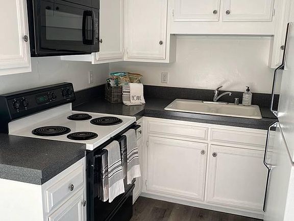 NICE KITCHEN- RECESSED LIGHTING, DISHWASHER, LOTS OF STORAGE SPACE