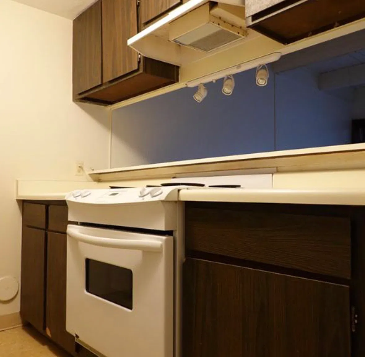 2 bed, 1.5 bath, 834 sqft, $3,200 — Photo 2