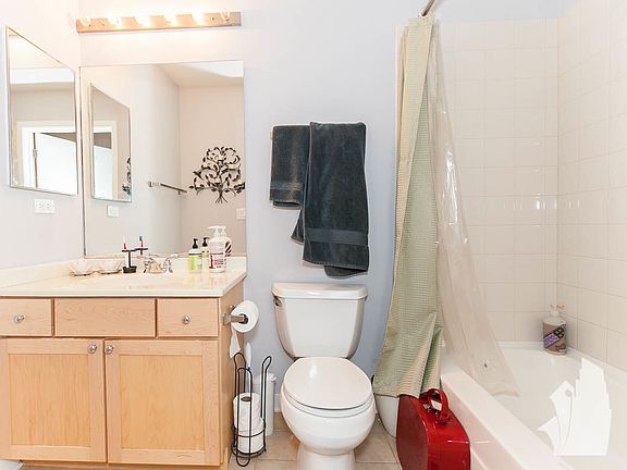 3rd image of 1000 N Kingsbury St APT 106