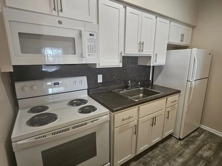Providence Manor Apartments — Photo 8
