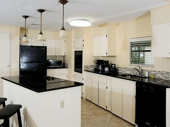 2nd image of 917 Jacaranda Dr
